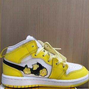 Nike Air Jordan 1 Mid
Rose Patch - Dynamic Yellow
